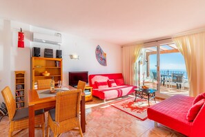 Una televisión, videojuegos, un reproductor de DVD