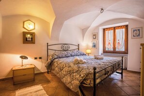 2 quartos, ferros/tábuas de passar roupa, roupa de cama