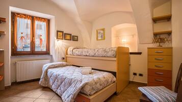 2 chambres, fer et planche à repasser, draps fournis