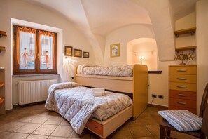 2 bedrooms, iron/ironing board, bed sheets