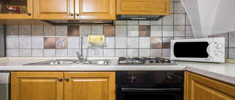 Frigorífico, microondas, horno y placa de cocina