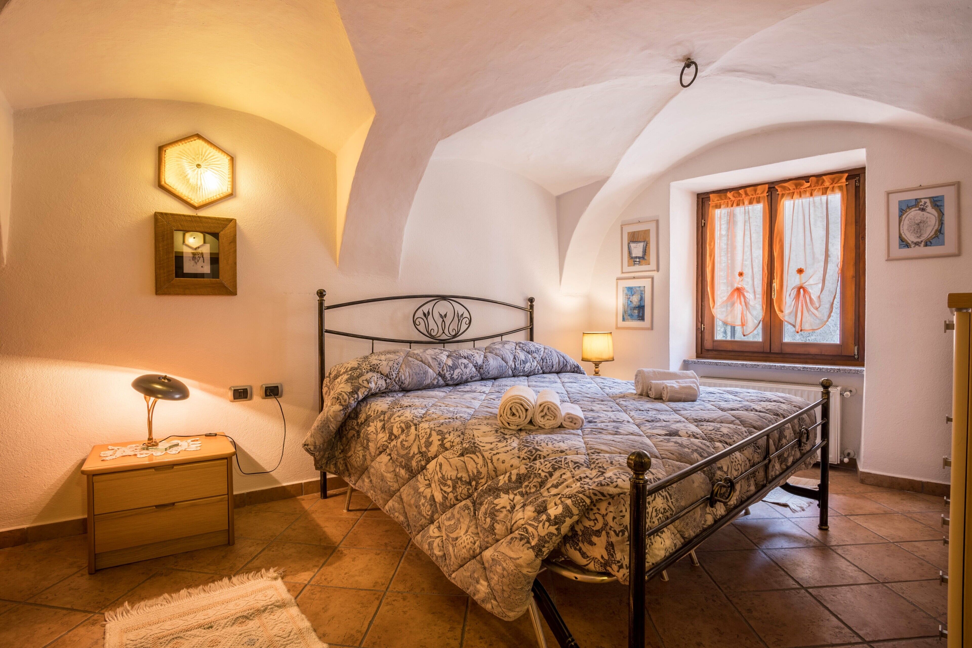 2 habitaciones, tabla de planchar con plancha y ropa de cama 