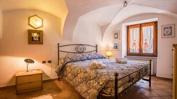 2 habitaciones, tabla de planchar con plancha y ropa de cama