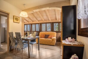 Living area - Holiday Home "Camilla" with Lake Views, Garden & Wi-Fi (Pur TN)