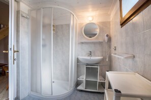 Shower, hair dryer, towels - Holiday Home "Camilla" with Lake Views, Garden & Wi-Fi (Pur TN)