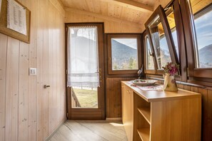 Interior - Holiday Home "Camilla" with Lake Views, Garden & Wi-Fi (Pur TN)