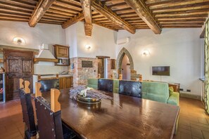 Dining - Apartment 'Casale Rosennano - Loggia' with Shared Garden & Wi-Fi (Rosennano)