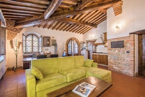 TV - Apartment 'Casale Rosennano - Loggia' with Shared Garden & Wi-Fi (Rosennano)