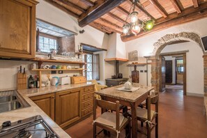 Fridge, oven, stovetop, high chair - Apartment Casale Rosennano - Scuderie with Shared Garden & Wi-Fi (Rosennano)