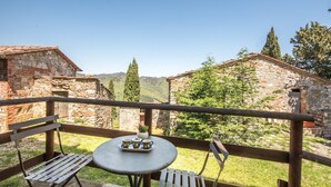 A balcony with a table and chairs, overlooking a mountainous landscape. - Casale Rosennano Apartment – Shared Garden, Wi-Fi, Medieval Setting (Rosennano)