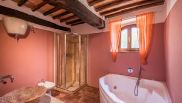 Bathtub, free toiletries, hair dryer, towels