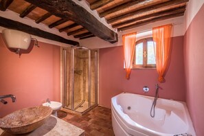 Badewanne, kostenlose Toilettenartikel, Haartrockner, Handtücher