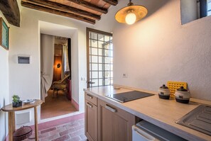 Fridge, stovetop, highchair, cookware/dishes/utensils - Apartment Casale Rosennano - Riserva with Shared Garden & Wi-Fi (Rosennano)