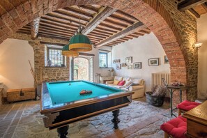 TV - Apartment Casale Rosennano - Riserva with Shared Garden & Wi-Fi (Rosennano)