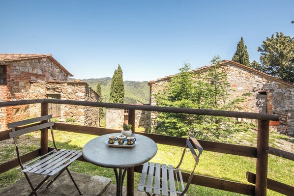 Outdoor dining - Apartment Casale Rosennano - Riserva with Shared Garden & Wi-Fi (Rosennano)