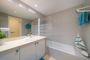Bathtub, hair dryer, towels - "Luxurious Apartment in Altea" with Pool, Wi-Fi, Garden & Terrace (Altea)