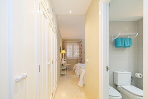 Een bad, een haardroger, handdoeken