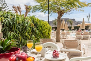 Outdoor dining - Apartment 'Riviera Peace' close to the Beach with Shared Pool & Wi-Fi (Mogán)