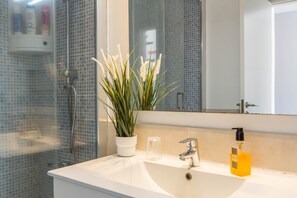 Shower, hair dryer, towels - Apartment 'Riviera Peace' close to the Beach with Shared Pool & Wi-Fi (Mogán)
