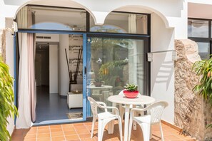 Outdoor dining - Apartment 'Riviera Peace' close to the Beach with Shared Pool & Wi-Fi (Mogán)