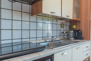 Fridge, microwave, oven, stovetop - 'Appartamento di Molly' with a view of the Archipelago, Balcony & Wi-Fi (San Pasquale)