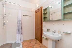 Shower, hair dryer, towels - 'Appartamento di Molly' with a view of the Archipelago, Balcony & Wi-Fi (San Pasquale)