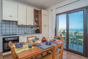 Fridge, microwave, oven, stovetop - 'Appartamento di Molly' with a view of the Archipelago, Balcony & Wi-Fi (San Pasquale)