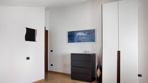 3 室のベッドルーム、WiFi (無料)、ベッドシーツ