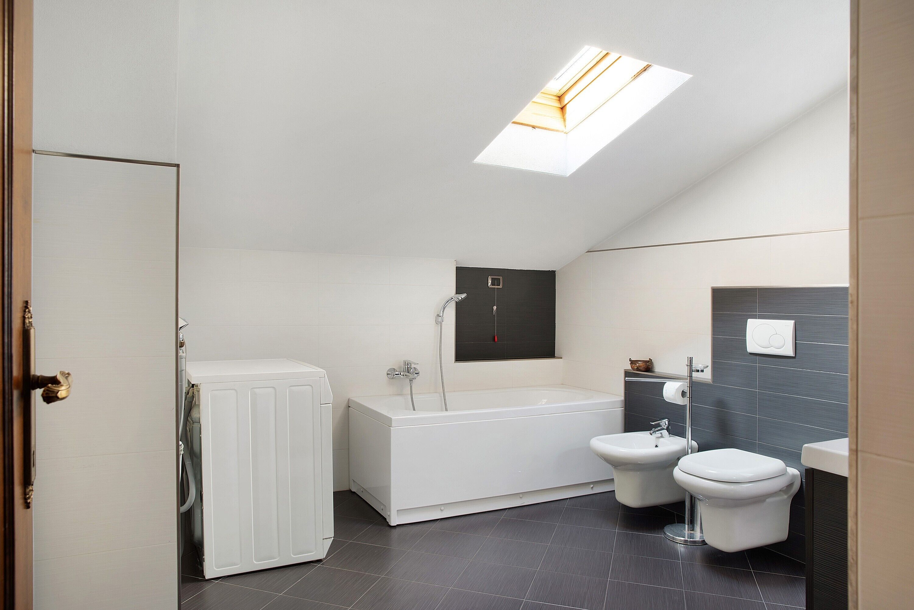 Badkar, hårtork, handdukar och toalettpapper