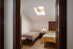3 bedrooms, iron/ironing board, free WiFi, bed sheets - Atirano------------- (TIRANO)