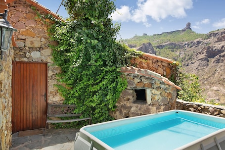 屋外スパ浴槽. Villa 'Casa Rural Pepita la de las Flores' with Pool, Terrace and Wi-Fi