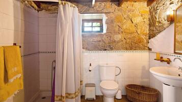 Ducha, secador de pelo y toallas