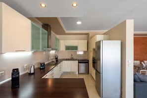 Kühlschrank, Ofen, Herdplatte, Geschirrspüler