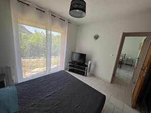 3 habitaciones, tabla de planchar con plancha y cuna de viaje 