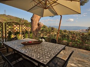 Outdoor dining - Charming Quiet Apartment with Terrace & Pool, 5 Rooms, 8 Sleeps - Ajaccio (Ajaccio)