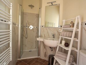 Towels - Charming Quiet Apartment with Terrace & Pool, 5 Rooms, 8 Sleeps - Ajaccio (Ajaccio)
