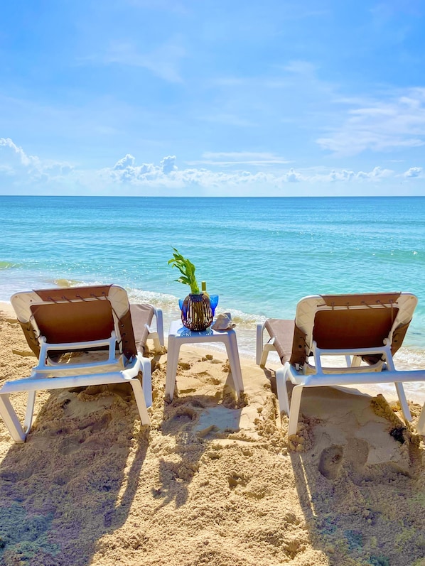 Playa en los alrededores, camastros y toallas de playa