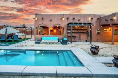 Luxury 4BR Joshua Tree House w/ heated Pool