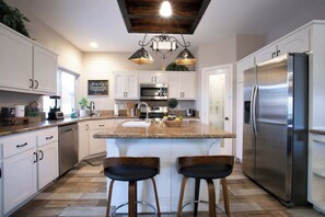 Refrigerador, microondas, placa de cocina, lavavajillas