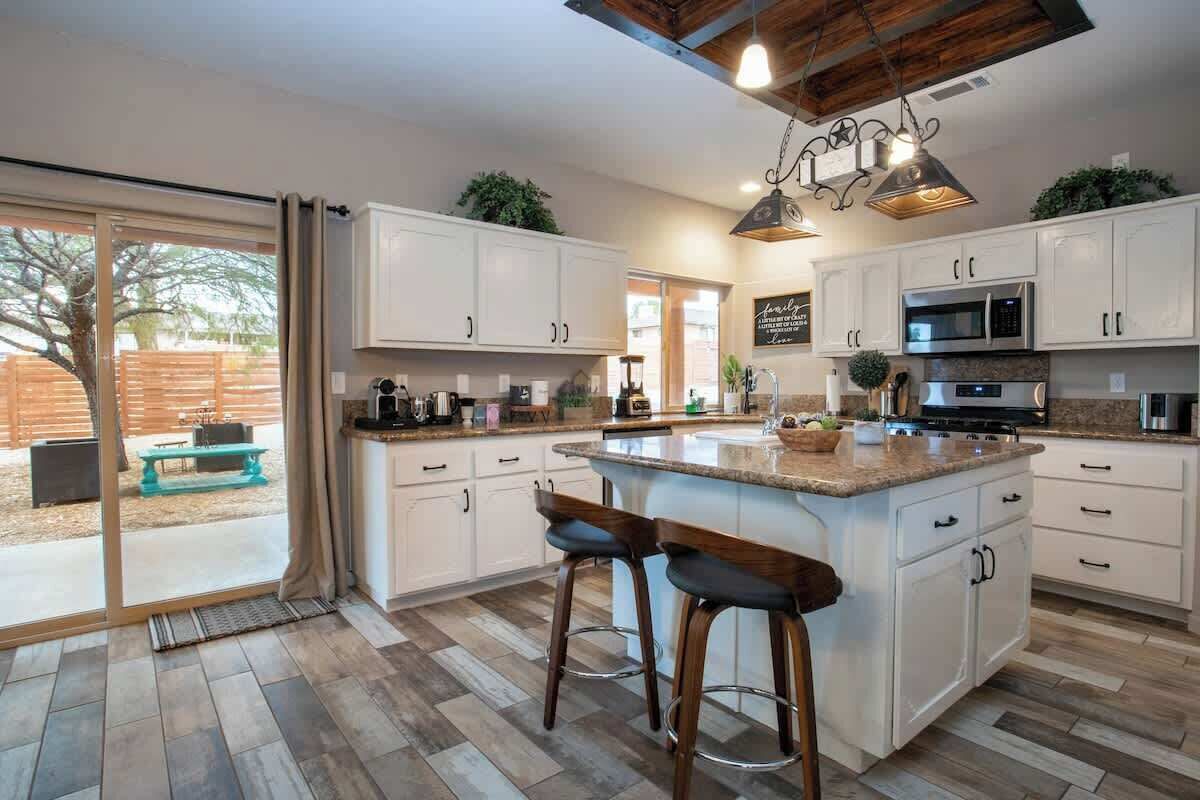 Cafetera o tetera y utensilios de cocina