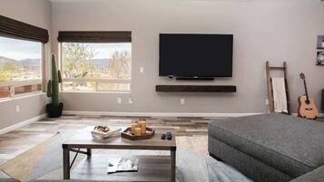 Una televisión, una chimenea, Netflix, Hulu