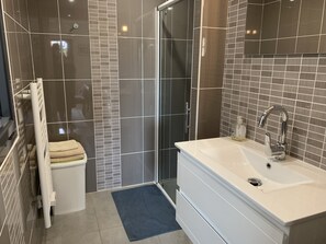 Bathroom - Charming Central 2BR Apartment with Terrace, Parking, and WiFi in Arcachon (Arcachon)