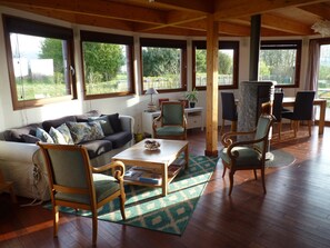 Fernseher, DVD-Player, TischfuĂball, Tischtennisplatte