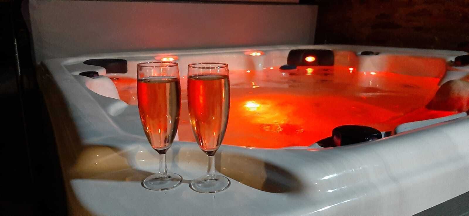 Demeure 18 ème Piscine et Spa 20 personnes