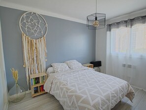 2 bedrooms, free WiFi, bed sheets - Charming 2BR Apartment in Ajaccio with Terrace, Internet, and Parking (Ajaccio)