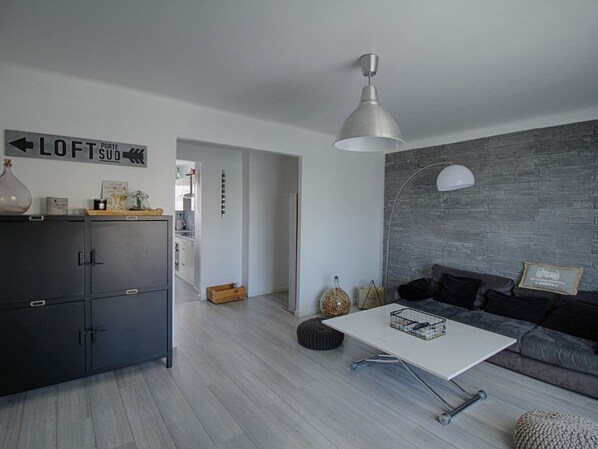 TV - Charming 2BR Apartment in Ajaccio with Terrace, Internet, and Parking (Ajaccio)