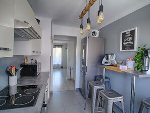 Fridge, microwave, oven, dishwasher - Charming 2BR Apartment in Ajaccio with Terrace, Internet, and Parking (Ajaccio)