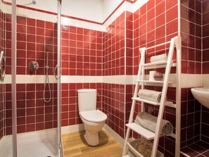 Secador de pelo, toallas