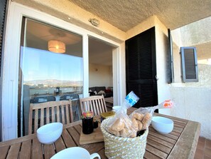 Outdoor dining - Modern 1BR Apt, Pool Access, Near Beach & Shops, Porticcio (Porticcio)