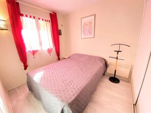 1 bedroom, bed sheets - Modern 1BR Apt, Pool Access, Near Beach & Shops, Porticcio (Porticcio)